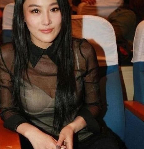 张馨予活动胸罩开了：活动时尴尬隐约可见（图）