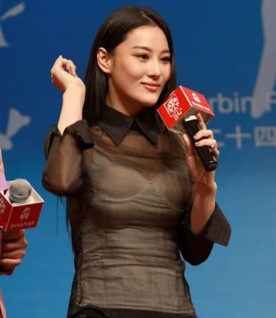 张馨予活动胸罩开了：活动时尴尬隐约可见（图）