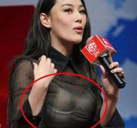 张馨予活动胸罩开了：活动时尴尬隐约可见（图）