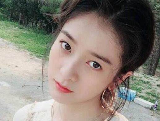 张雪迎托腮翘美腿:张雪迎个人资料简介和张雪迎图片 张雪迎托腮翘美腿:张雪迎个人资料简介和张雪迎图片