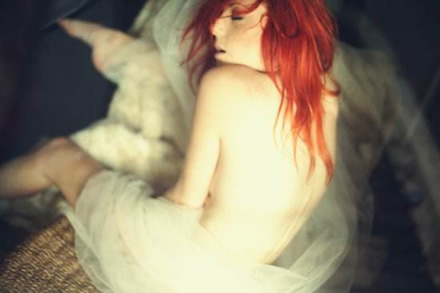 梦见不认识的女人穿着华丽的衣服,梦见华丽衣服什么意思 梦见不认识的女人穿着华丽的衣服,梦见华丽衣服什么意思