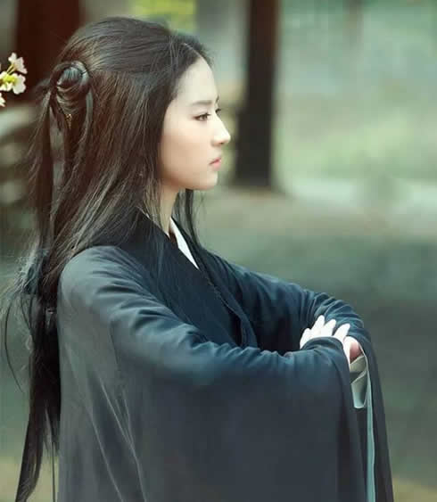 刘亦菲全黑look现身：刘亦菲一身黑色亮眼,刘亦菲古装图片