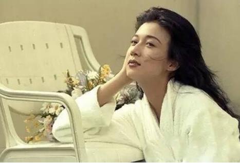 吴绮莉返家神情落寞:吴绮莉靠生活照,吴绮莉年轻时的照片