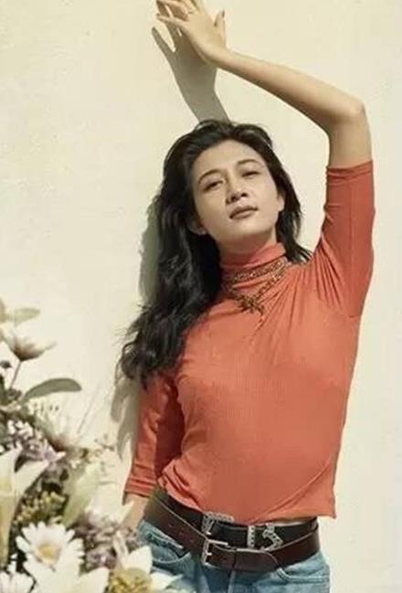 吴绮莉返家神情落寞:吴绮莉靠生活照,吴绮莉年轻时的照片