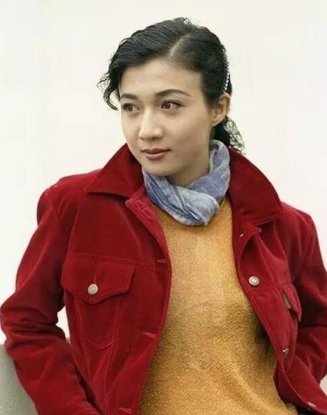 吴绮莉返家神情落寞:吴绮莉靠生活照,吴绮莉年轻时的照片