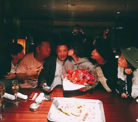 李小冉生日献吻老公：李小冉老公徐佳宁,李小冉素颜照