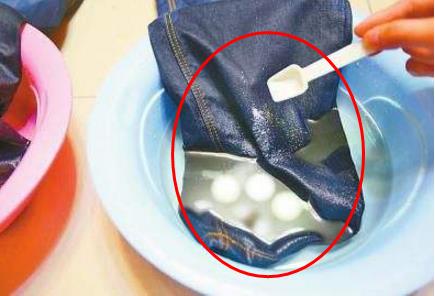 牛仔裤怎么洗不掉色:牛仔裤第一次怎么洗,洗牛仔裤方法 牛仔裤怎么洗不掉色:牛仔裤第一次怎么洗,洗牛仔裤方法