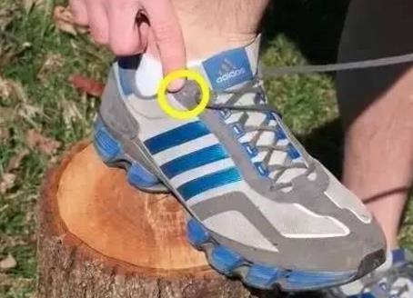 运动鞋最后两个孔竟要这样用:运动鞋最后两个孔用法图解 运动鞋最后两个孔竟要这样用:运动鞋最后两个孔用法图解