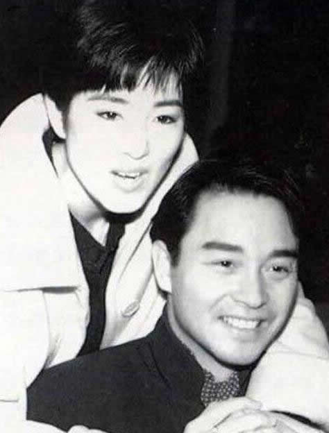 张国荣巩俐旧照曝光：张国荣巩俐互吻,张国荣与众星珍贵合影照