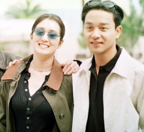 张国荣巩俐旧照曝光：张国荣巩俐互吻,张国荣与众星珍贵合影照