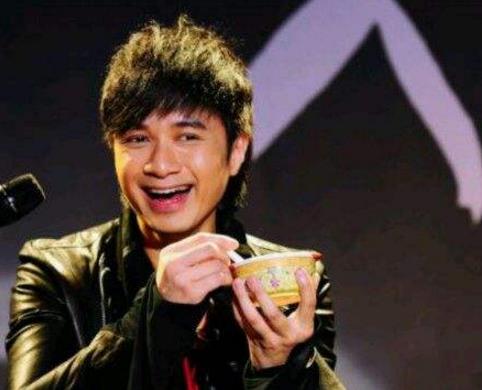 古巨基装扮妖艳开唱:古巨基资料简介,古巨基歌曲盘点 古巨基装扮妖艳开唱:古巨基资料简介,古巨基歌曲盘点