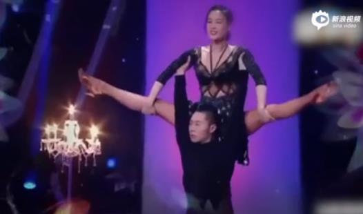 黄圣依一字马旧照：黄圣依标准一字马,女明星们一字马盘点