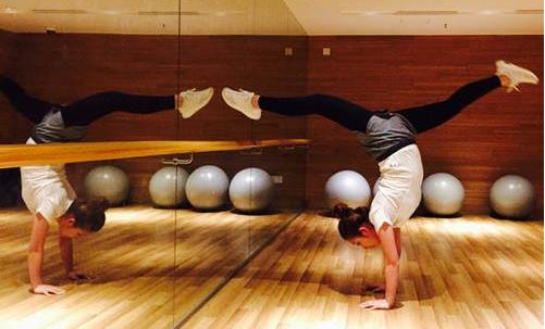 黄圣依一字马旧照：黄圣依标准一字马,女明星们一字马盘点