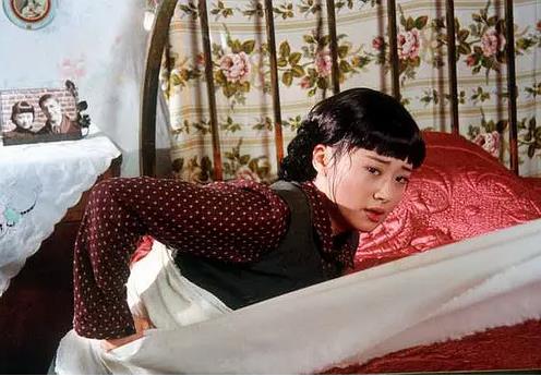 许晴近照脸尖显老：演员许晴好像瘦了,许晴年轻时的照片