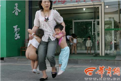 老师救娃照感动多人:十年后重聚画面,感人照片大盘点 老师救娃照感动多人:十年后重聚画面,感人照片大盘点