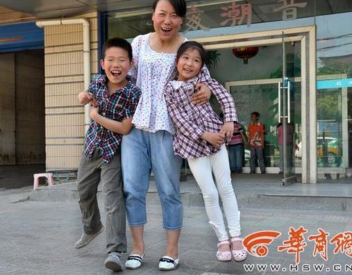 老师救娃照感动多人:十年后重聚画面,感人照片大盘点 老师救娃照感动多人:十年后重聚画面,感人照片大盘点