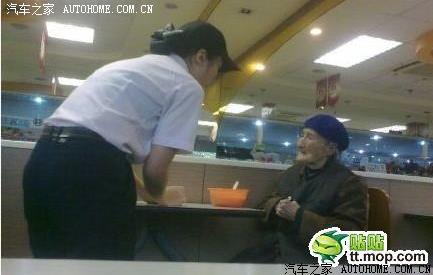 老师救娃照感动多人:十年后重聚画面,感人照片大盘点 老师救娃照感动多人:十年后重聚画面,感人照片大盘点