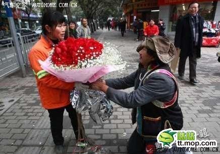 老师救娃照感动多人:十年后重聚画面,感人照片大盘点 老师救娃照感动多人:十年后重聚画面,感人照片大盘点