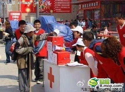 老师救娃照感动多人：十年后重聚画面,感人照片大盘点