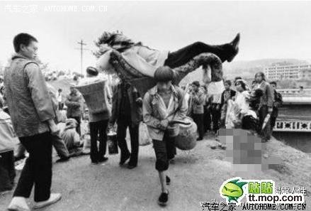 老师救娃照感动多人：十年后重聚画面,感人照片大盘点