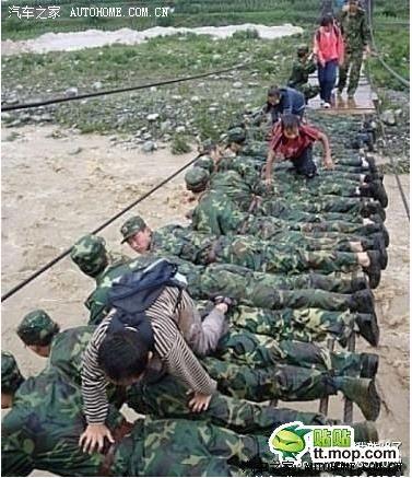 老师救娃照感动多人：十年后重聚画面,感人照片大盘点