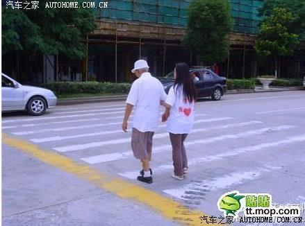 老师救娃照感动多人：十年后重聚画面,感人照片大盘点