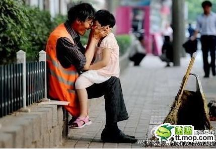 老师救娃照感动多人：十年后重聚画面,感人照片大盘点