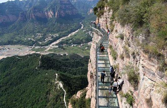 高空玻璃栈道突碎裂:这技术特效真牛,玻璃栈道图片 高空玻璃栈道突碎裂:这技术特效真牛,玻璃栈道图片