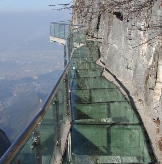 高空玻璃栈道突碎裂：这技术特效真牛,玻璃栈道图片