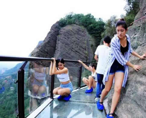 高空玻璃栈道突碎裂：这技术特效真牛,玻璃栈道图片