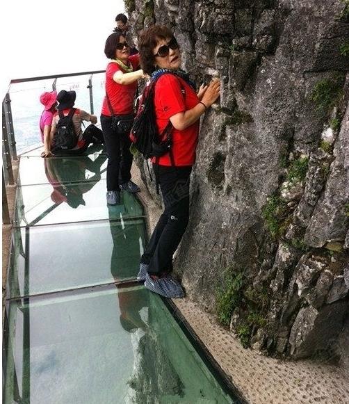 高空玻璃栈道突碎裂：这技术特效真牛,玻璃栈道图片