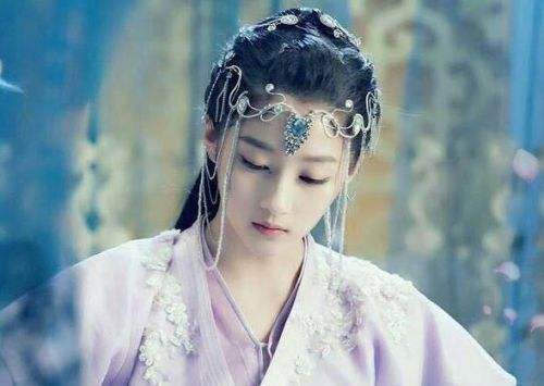 关晓彤戛纳外媒照：漂亮年轻真好,关晓彤资料图片