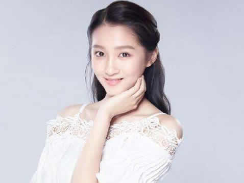 关晓彤戛纳外媒照：漂亮年轻真好,关晓彤资料图片