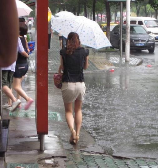 女星礼服滑落走光：被拍浑然不觉现场好尴尬（图）