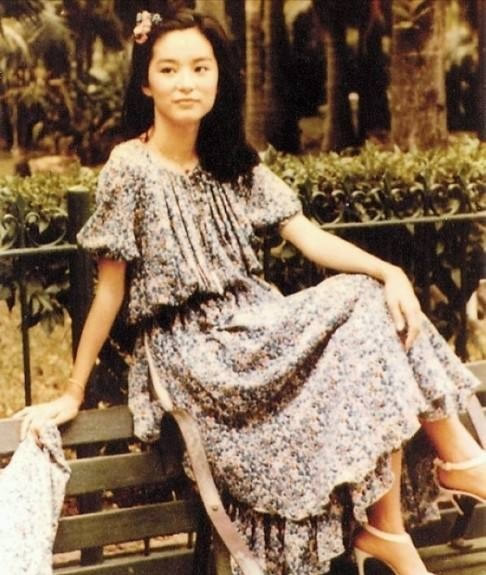 林青霞19岁造型曝光:19岁学生妹造型,林青霞年轻照片美丽动人