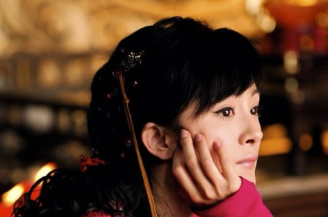 杨幂梳麻花辫亮相：白T配透视蓝裙是如少女,杨幂资料图片