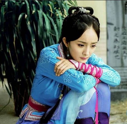 杨幂梳麻花辫亮相：白T配透视蓝裙是如少女,杨幂资料图片