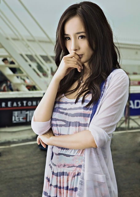 杨幂梳麻花辫亮相：白T配透视蓝裙是如少女,杨幂资料图片