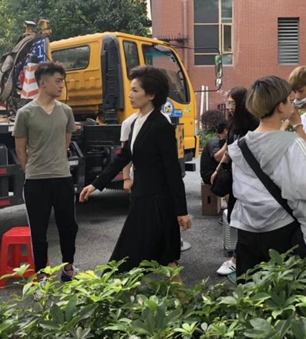 片场偶遇刘涛新剧造型：有年代感的照片,刘涛资料及剧照