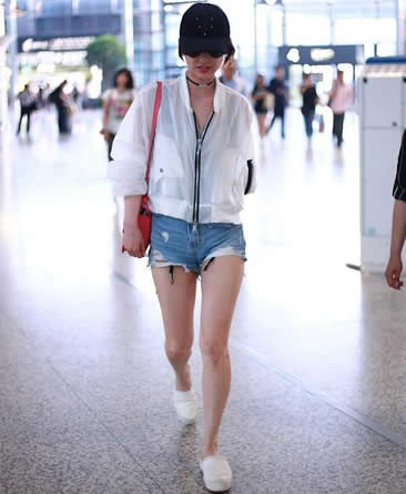 黄圣依透视装配短裤秀美腿：酷劲十足秀美腿,黄圣依年轻照片