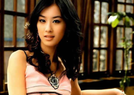 黄圣依透视装配短裤秀美腿：酷劲十足秀美腿,黄圣依年轻照片