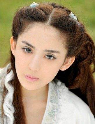 娜扎深V亮相戛纳：深V刺绣礼服娇艳,古力娜扎简介和美图