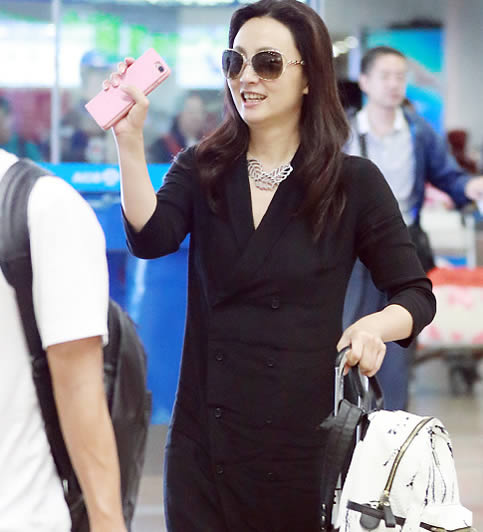 陶虹素颜现身机场:陶虹资料简介,陶虹年轻时的照片 陶虹素颜现身机场:陶虹资料简介,陶虹年轻时的照片