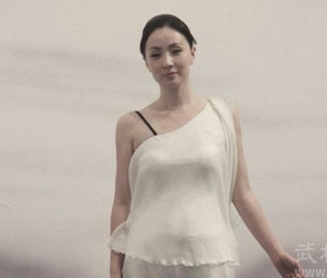 陶虹素颜现身机场:陶虹资料简介,陶虹年轻时的照片 陶虹素颜现身机场:陶虹资料简介,陶虹年轻时的照片