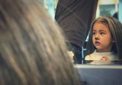 黄磊晒女儿搞怪合影：卖萌嘟嘴,黄磊资料简介及感情经历