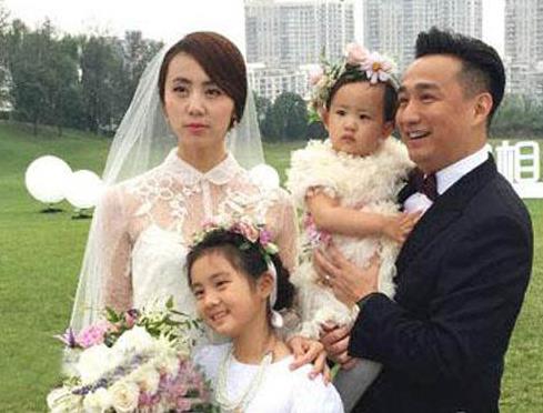 黄磊晒女儿搞怪合影：卖萌嘟嘴,黄磊资料简介及感情经历