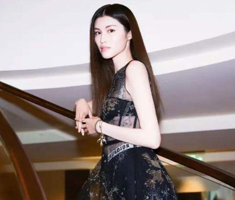 奚梦瑶露香肩美背：迷人东方韵味,超模奚梦瑶摔跤现场图