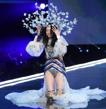 奚梦瑶露香肩美背：迷人东方韵味,超模奚梦瑶摔跤现场图