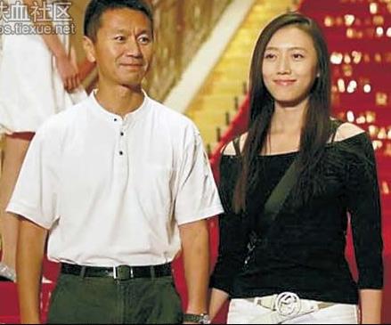 情侣年龄相差23岁：怕闲话办假身份证,老少恋有幸福有悲伤