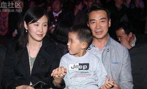 情侣年龄相差23岁：怕闲话办假身份证,老少恋有幸福有悲伤